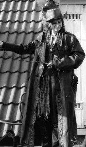 Kleding_gedragen_OmasJas_Cowboyhoed_Lendendoek_RKZ_bewerkt